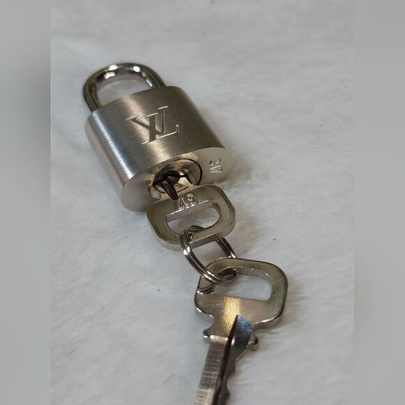 LV #317 LOCK AND 2 KEYS NWB Louis Vuitton Silver Lock and Keys #317 AUTHENTIC - Picture 8 of 13